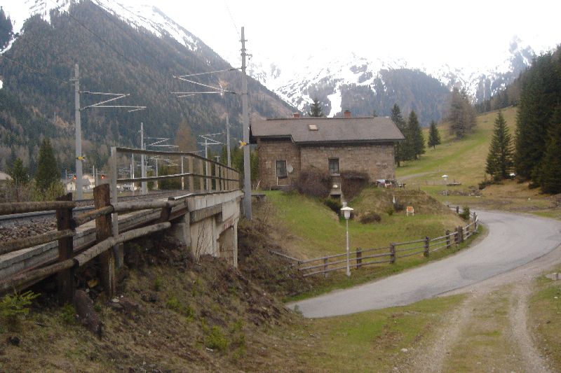 Een van de vele mooie baanwachtershuisjes langs de Tauernbahn. Mallnitz 23-04-2009