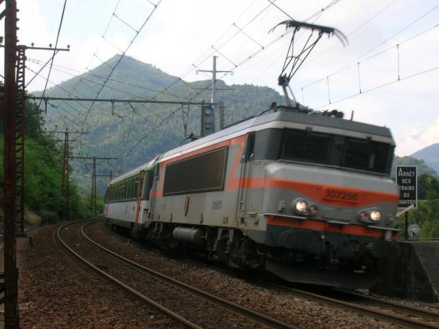 MIDI-bovenleiding vlak bij Lourdes (foto Railfaneurope.net)