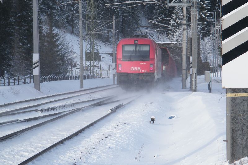 1216.124 met de autotrein naar Bockstein duikt net de Tauerntunnel in. Mallnitz 26-12-2009