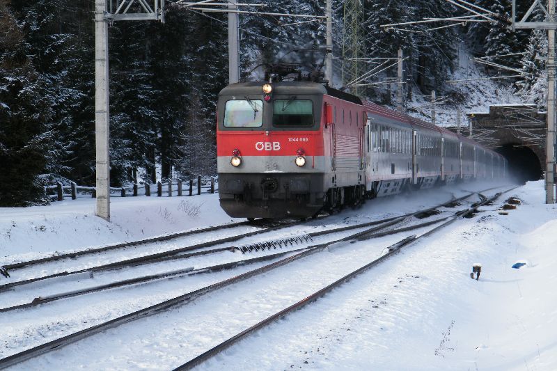 De 1044.066 komt met de IC 690 net de Tauerntunnel uitgedendert op weg naar Villach. Mallnitz 26-12-2009