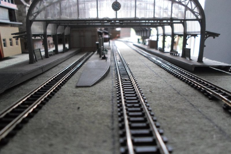 Doorkijk in het station, links het kopspoor, rechts de lange sporen